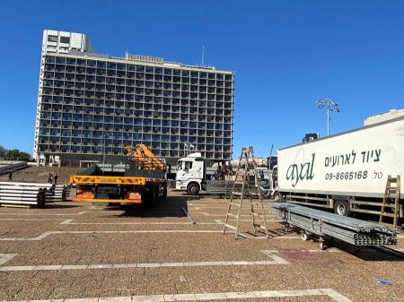 شاهدوا: استعدادات مكثفة في ساحة رابين استعداداً لمظاهرة الامهات